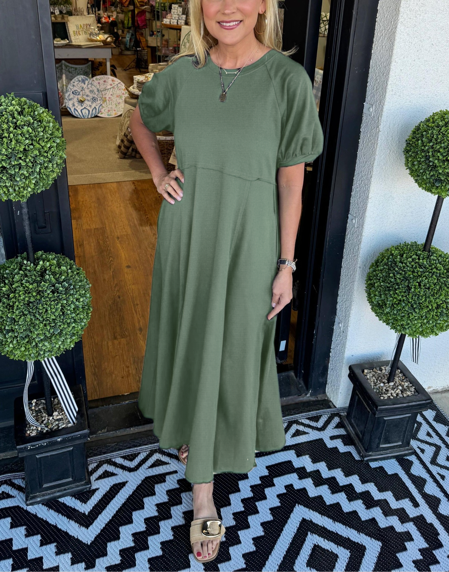 Senna | Vestido maxi chic con mangas abullonadas y cuello redondo