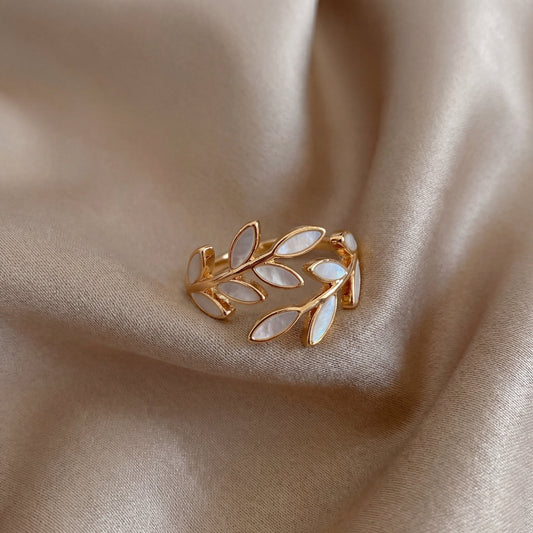 ALBA| Anillo con Hoja y Ópalo Blanco