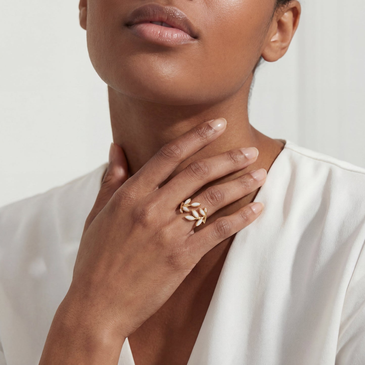 ALBA| Anillo con Hoja y Ópalo Blanco